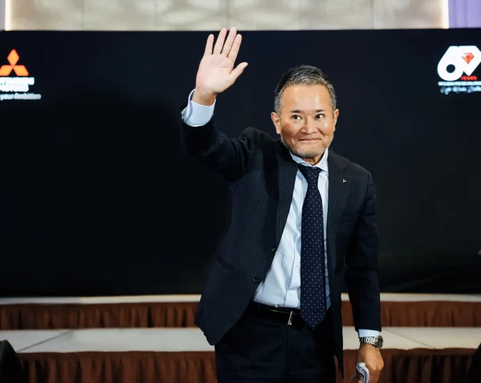 Noriaki Hirakata as Chair